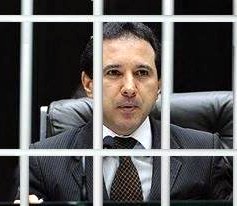 Políticos surdos não escutam manifestações do #vemprarua e mantêm mandato de deputado preso – Veja quem tem culpa no cartório donado pres